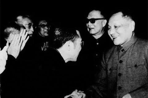 ▲1978年全国科学大会上，邓小平和陈景润握手。